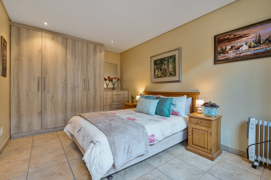 5 Bedroom Property for Sale in Sunset Links Western Cape